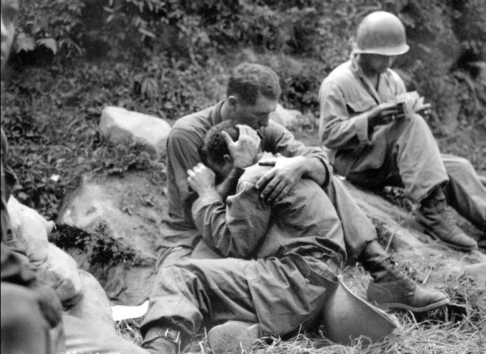 Theo Wikipedia, trong cuộc Chiến tranh Triều Tiên, lực lượng hỗ trợ chính cho Triều Tiên là Trung Quốc còn Hàn Quốc được lực lượng Liên Hợp Quốc, chủ yếu là quân đội Mỹ, hỗ trợ. Ảnh: Một binh sĩ Mỹ an ủi đồng đội trên chiến trường vào khoảng năm 1950. Ảnh: CNN.