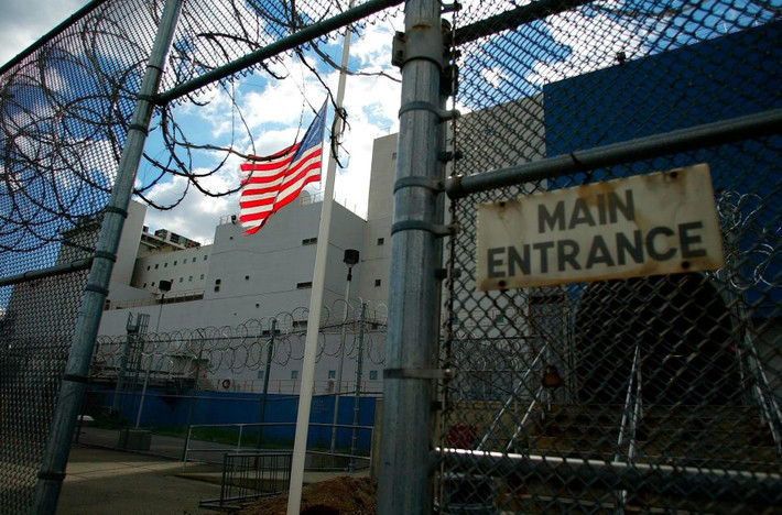 Rikers Island cũng nằm trong số những nhà tù nguy hiểm nhất trên thế giới. Ảnh: The Sun.