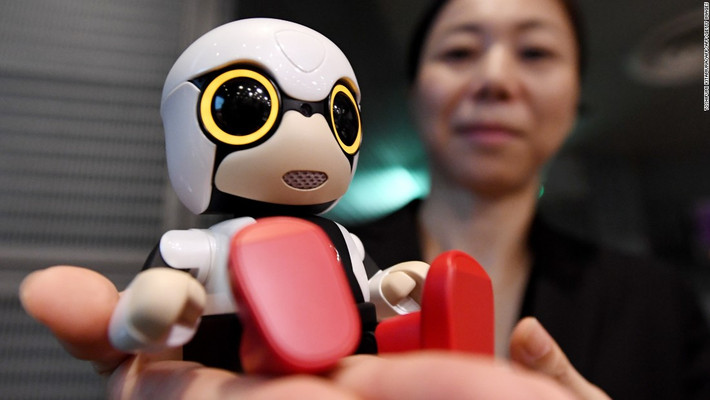 Có thể nói, Nhật Bản là quê hương của robot. Ảnh: Robot Kirobo Mini của Toyoto có “nhiệm vụ” trò chuyện với lái xe để họ không buồn ngủ hay cảm thấy cô đơn trong chặng đường dài. Ảnh: CNN.