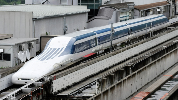 Trong chuyến đi thử nghiệm hồi năm 2015, tàu Maglev của Nhật Bản có thể đạt vận tốc lên tới 603 km/h. Ảnh: CNN.