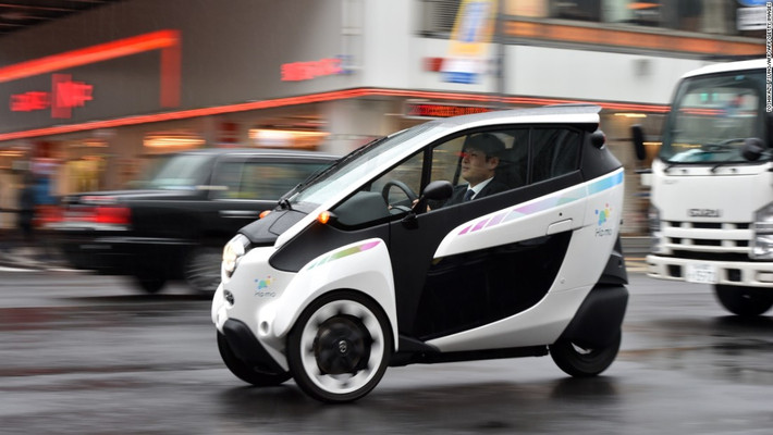 Toyota i-Road là mẫu ô tô điện có 3 bánh, hai chỗ ngồi. Chiếc ô tô có hình dáng nhỏ này sẽ giúp giảm thiểu tình trạng ách tắc giao thông và lượng phát thải khí carbon. Ảnh: CNN.