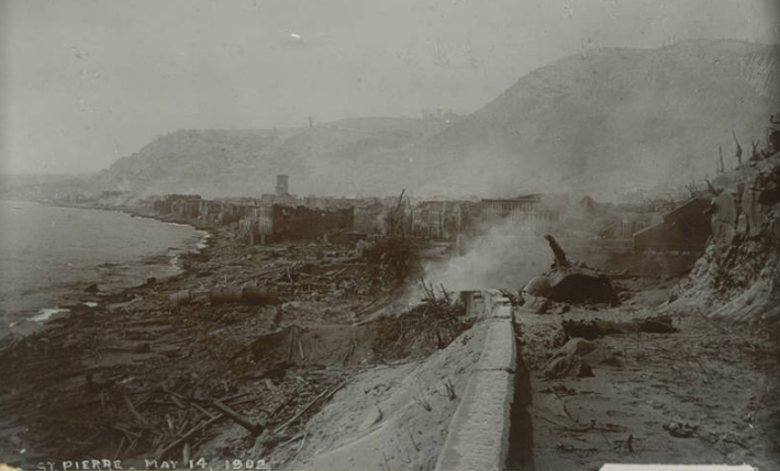 Cảnh tan hoang ở bãi biển thành phố Saint Pierre sau khi núi lửa phun trào ngày 14/5/1902. Ảnh: ATI.