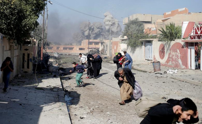 Người dân Iraq hoảng sợ tháo chạy sau một cuộc không kích của liên quân chống khủng bố nhằm vào căn cứ của IS ở thành phố Mosul hồi tháng 11/2016.