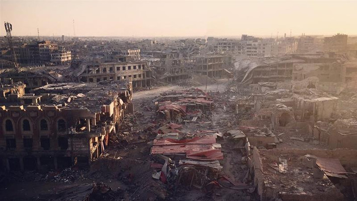 Sau gần 9 tháng phát động chiến dịch giải phóng Mosul, ngày 9/7 vừa qua, quân đội Iraq tuyên bố đã giải phóng hoàn toàn thành phố này khỏi ách chiếm đóng của phiến quân IS. Tuy nhiên, thành phố Mosul đã bị tàn phá nặng nề trong các cuộc giao tranh. Ảnh: AJ.