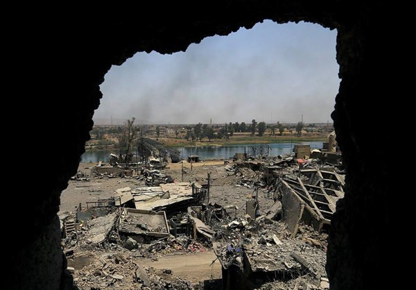 Hầu hết các ngôi nhà, cửa hàng, đường phố,... ở thành phố lớn thứ hai Iraq này đều bị hư hại. Ảnh: FNA.