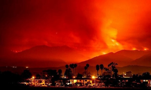 Các đám cháy rừng dữ dội ở California những ngày qua đã thiêu rụi nhiều ngôi nhà và khiến hàng nghìn người dân phải sơ tán. Ảnh: Đám cháy Whittier gần Santa Ynez, California, ngày 8/7. Ảnh: Reuters.