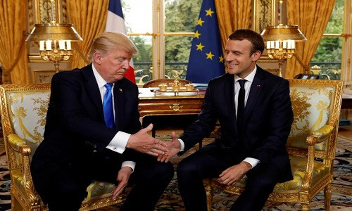 Nhà lãnh đạo Mỹ bắt tay Tổng thống Pháp Macron trong cuộc gặp tại Điện Elysee.