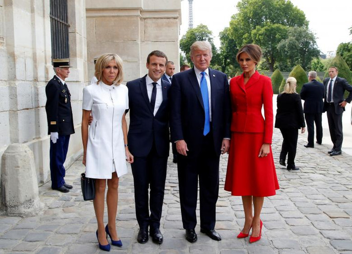 Ngày 13/7, Tổng thống Pháp Emmanuel Macron và phu nhân Brigitte đã nồng nhiệt đón tiếp vợ chồng Tổng thống Mỹ Donald Trump tại Điện Invalides ở thủ đô Paris.