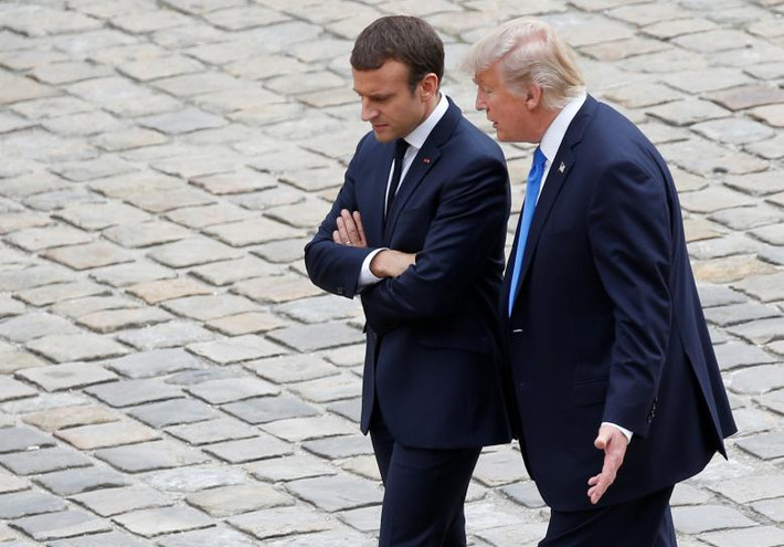Tổng thống Trump trao đổi với người đồng cấp Pháp Macron trước khi rời khỏi Điện Invalides hôm 13/7.
