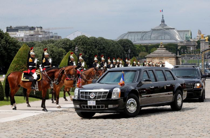 Đoàn xe chở Tổng thống Trump tới Điện Invalides ở Paris.