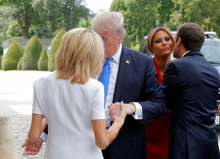 Tổng thống Macron chào đón Đệ nhất phu nhân Mỹ Melania trong khi bà Brigitte chào mừng Tổng thống Trump tại Điện Invalides.