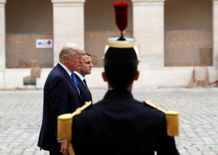 Tổng thống Trump và Tổng thống Macron duyệt đội danh dự trong lễ đón tại Điện Invalides.