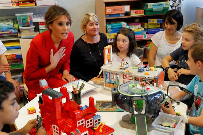 Đệ nhất phu nhân Mỹ Melania Trump thăm Bệnh viện nhi Necker ở thủ đô Paris.