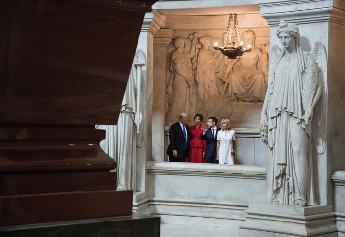 Tổng thống Trump, Đệ nhất phu nhân Mỹ Melania, Tổng thống Pháp Macron và phu nhân Brigitte thăm lăng mộ Napoleon Bonaparte ở Điện Invalides hôm 13/7.