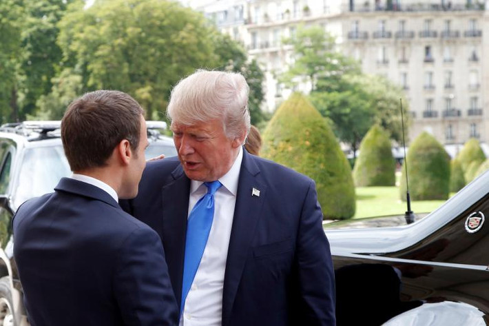 Tổng thống Pháp Macron chào mừng người đồng cấp Mỹ Donald Trump (phải) tại Điện Invalides.