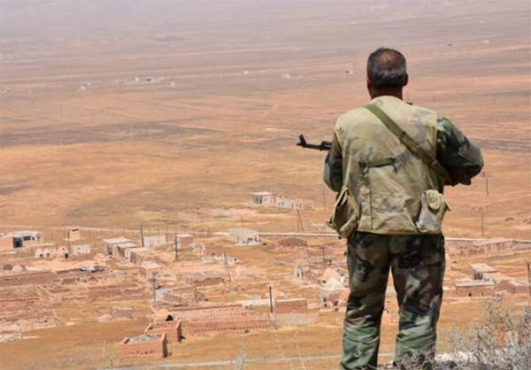 Một binh sĩ Syria đứng gác ở khu vực mới giải phóng phía đông nam tỉnh Aleppo. Ảnh: FNA.