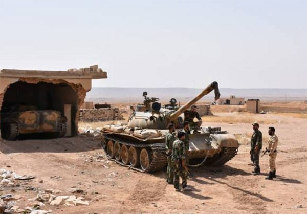 Các binh sĩ Syria đứng cạnh xe tăng tại khu vực mới giải phóng ở Aleppo. Ảnh: FNA.
