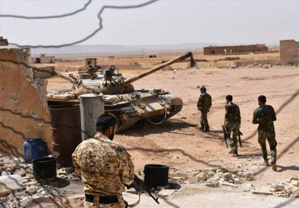Các binh sĩ Syria tiến gần một xe tăng của quân chính phủ. Ảnh: FNA.