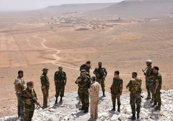 Nhóm binh sĩ Syria bàn bạc về kế hoạch tiếp theo. Ảnh: FNA.