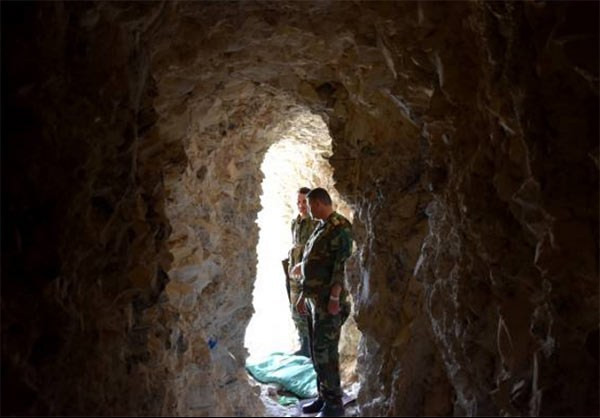 Các binh sĩ Syria đứng trong một đường hầm ở khu vực mới giải phóng gần Khanasser. Ảnh: FNA.