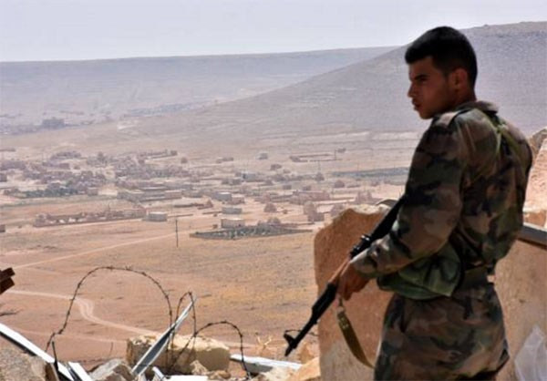 Hãng Fars (Iran) đăng tải những hình ảnh quân đội Syria tuần tra tại khu vực mới được giải phóng từ tay phiến quân IS gần thị trấn Khanasser ở Đông Nam Aleppo. Ảnh: FNA.