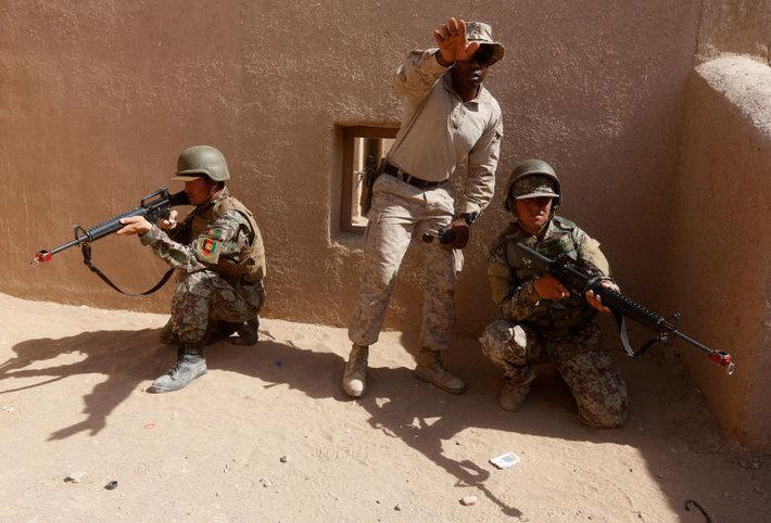 Một quân nhân Mỹ đang hướng dẫn cho binh sĩ Quân đội Quốc gia Afghanistan.