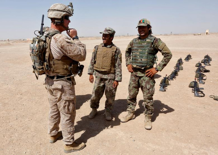 Một quân nhân Mỹ trao đổi với lính Afghanistan.
