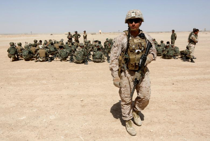 Các binh sĩ Afghanistan ngồi tập trung trong buổi tập luyện cùng Thủy quân lục chiến Mỹ.