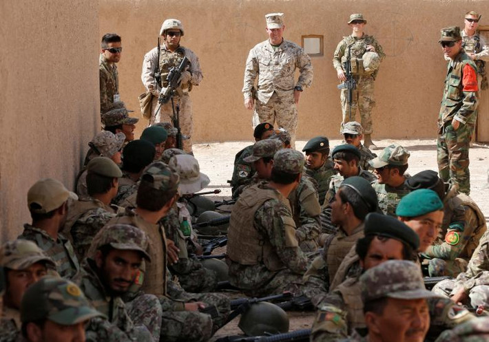 Các binh sĩ Afghanistan ngồi nghỉ trong lúc giải lao.