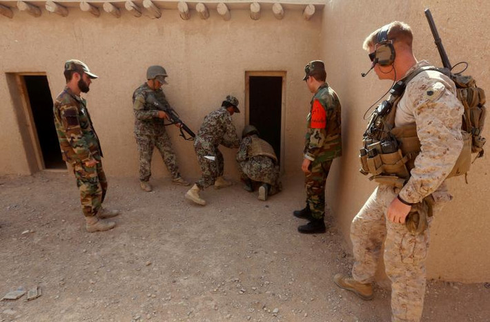 Các binh sĩ Afghanistan đột kích vào một ngôi nhà.
