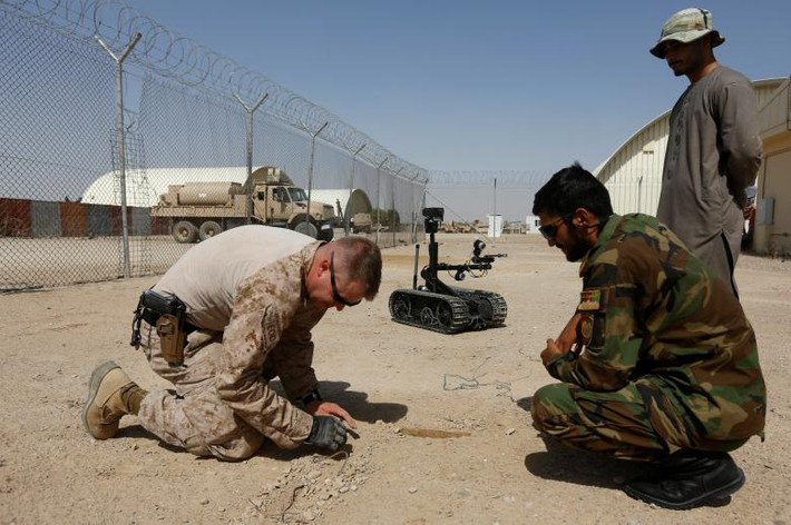 Lính thủy đánh bộ Mỹ chuẩn bị rà phá bom mìn cùng các binh sĩ Afghanistan trong khuôn khổ cuộc huấn luyện ở Helmand.