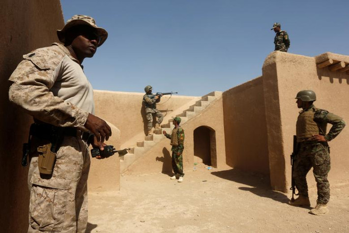 Lính thủy đánh bộ Mỹ quan sát các binh sĩ Afghanistan tập luyện ở tỉnh Helmand. (Nguồn ảnh: Reuters)