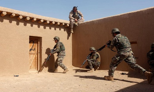 Một lính Thủy quân lục chiến Mỹ quan sát các binh sĩ Afghanistan trong buổi huấn luyện ở tỉnh Helmand.