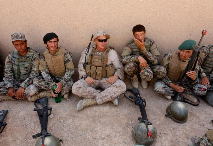 Một lính Thủy quân lục chiến Mỹ trao đổi với các binh sĩ Afghanistan trong lúc nghỉ giải lao.