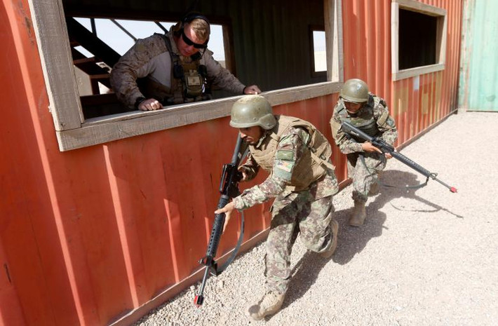 Thủy quân lục chiến Mỹ quan sát các binh sĩ Afghanistan tập luyện trong cuộc chiến chống phiến quân Taliban.