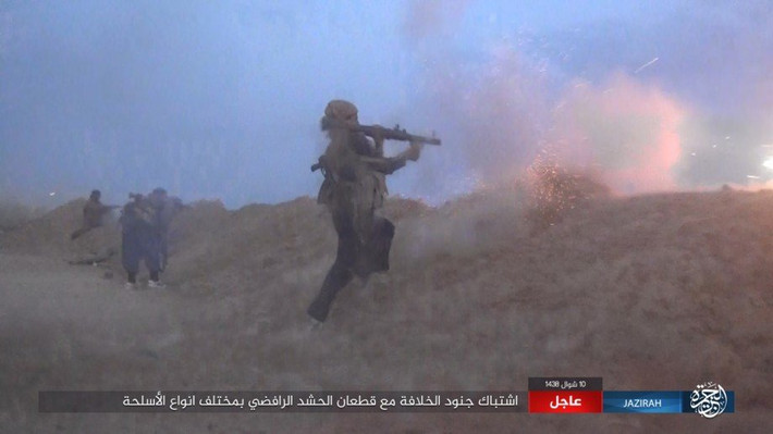Theo hãng Amaq, phiến quân IS đã tràn vào một căn cứ của lực lượng Iraq ở khu vực biên giới. Ảnh: AMN.