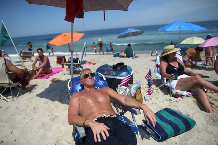 Mike Giacumbo (trái) tận hưởng Ngày Quốc khánh Mỹ năm nay ở Seaside Park, New Jersey. Ảnh: Reuters.