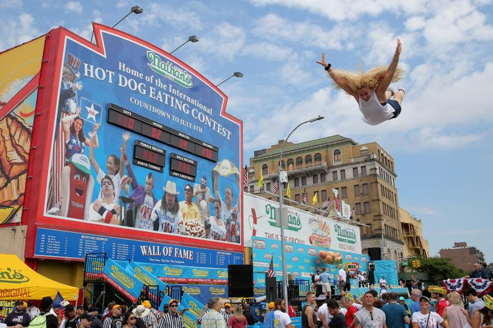 Mọi người tham gia một cuộc thi ăn uống được tổ chức ở Coney Island, Brooklyn, thành phố New York, trong dịp kỷ niệm Quốc khánh Mỹ. Ảnh: Reuters.