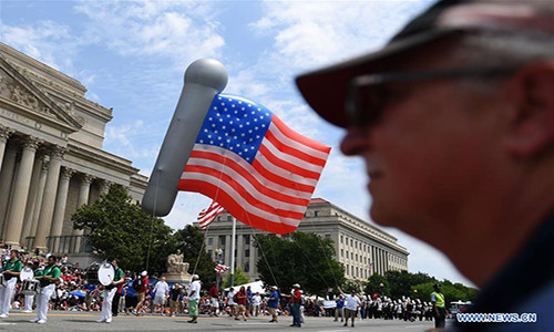 Mọi người tham gia vào buổi diễu hành trong Ngày độc lập của nước Mỹ ở thủ đô Washington hôm 4/7/2017. Ảnh: THX.