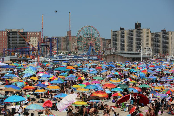 Bãi biển Coney Island ở Brooklyn, thành phố New York, đông đúc trong dịp kỷ niệm 241 năm Ngày độc lập của nước Mỹ. Ảnh: Reuters.