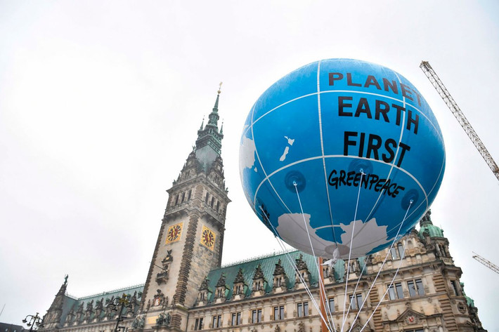 Một quả bóng được nâng lên phía trước tòa thị chính ở thành phố Hamburg trong cuộc biểu tình ngày 2/7. Ảnh: Yahoo News.