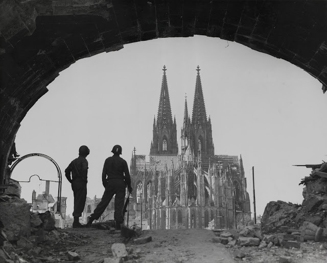 Hai lính Mỹ đứng nhìn đống đổ nát xung quanh Nhà thờ Köln (Cologne) ở Đức năm 1945, trong thời kỳ Chiến tranh Thế giới thứ hai. Ảnh: VT.