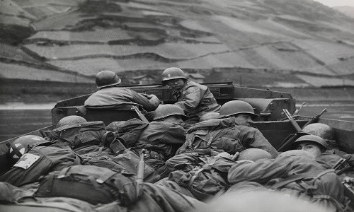 Binh sĩ Mỹ băng qua sông Rhine ở Oberwesel, Đức, ngày 26/3/1945. Ảnh: VT.