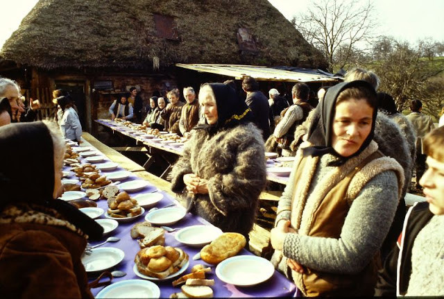 Mọi người đang quây quần trong bữa tiệc tập thể ở Maramures hồi những năm 1980. Ảnh: VT.