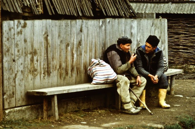 Hai người đàn ông trò chuyện trong lúc ngồi nghỉ. Ảnh: VT.