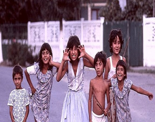 Các em nhỏ vô tư “tạo dáng” trước ống kính hồi thập niên 1980. Ảnh: VT.
