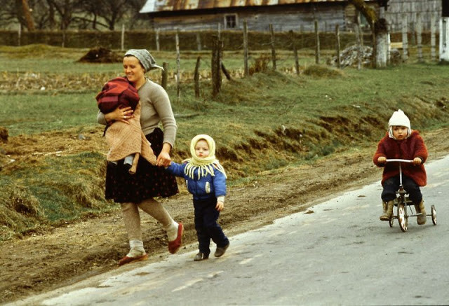 Người phụ nữ dắt con nhỏ đi trên một con đường ở Maramures hồi thập niên 1980. Ảnh: VT.