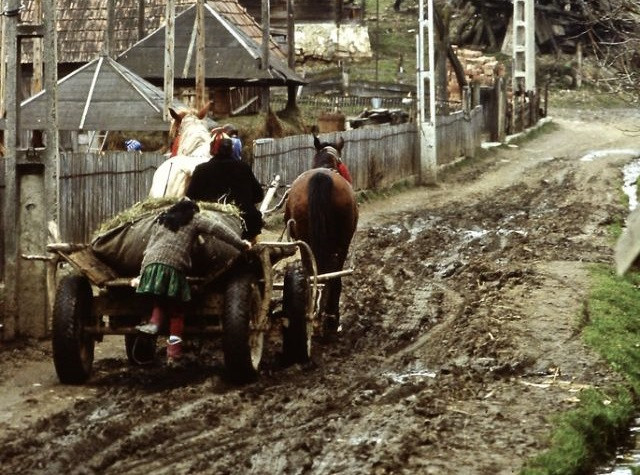 Xe ngựa đi qua con đường lầy lội ở Romania nhiều năm về trước. Ảnh: VT.