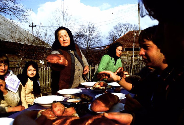 Cuộc sống ở Romania hồi những năm 1980 phần nào được tái hiện trong những bức ảnh màu của nhiếp ảnh gia người Italy Duccio Pugliese. Ảnh: VT.