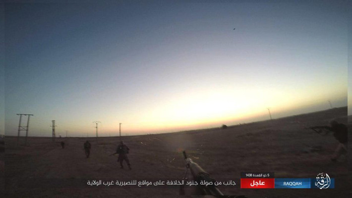 Al Masdar News đưa tin ngày 29/7, phiến quân IS tấn công dữ dội quân đội Syria ở khu vực nông thôn phía tây tỉnh Raqqa. Ảnh: AMN.